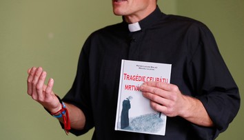 Po Lajchovi suspendovali aj ďalšieho kňaza, je spoluautorom knihy o celibáte