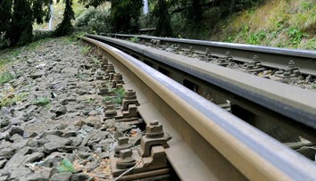 Vandali vykoľajili vlak pri Rajci. Na koľaje položili balík slamy