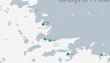 Nezvyčajná koncentrácia jácht ruských oligarchov. Všetky kotvia neďaleko luxusného plavidla spájaného s Putinom