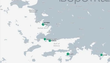 Nezvyčajná koncentrácia jácht ruských oligarchov. Všetky kotvia neďaleko luxusného plavidla spájaného s Putinom
