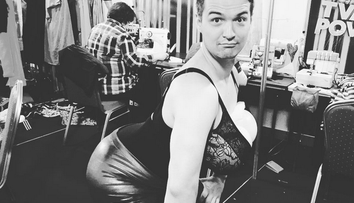 Nášmu moderátorovi narástli obrovské prsia zo dňa na deň. Pozrite