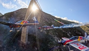 VIDEO: Zábery, ktoré vyrážajú dych. Českí piloti prepísali dejiny akrobatického lietania