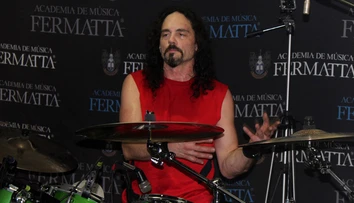 Bývalý člen kapely Megadeth Nick Menza skolaboval na pódiu a zomrel