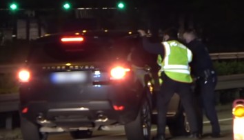 VIDEO: Zvedavec si nakrúcal tragickú nehodu. Policajt ho schladil šokovou terapiou