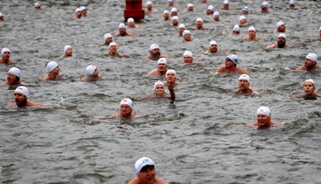 Teplo domova vymenili dobrovoľne za zimu. Nadšenci sa vrhli do vôd Vltavy