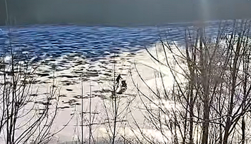 VIDEO: Zábery, ktoré vyrážajú dych: Matka sa s kočíkom korčuľovala po slabom ľade