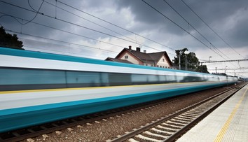 Opitý muž utrpel vážne zranenia po zrážke s vlakom. Záchranári ho museli uviesť do umelého spánku