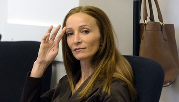 Kvetinárka Eva, ktorá si objednala úkladnú vraždu manžela, je na úteku