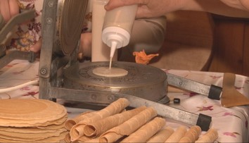 Každá pripraví tisíce kusov. Ženy z Velčíc pri Zlatých Moravciach už od októbra vypekajú vianočné oblátky