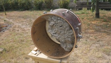 Otvoril starý bubon a zostal v šoku. Peter sa chystal opraviť hudobný nástroj, jeho obsah ho však prekvapil