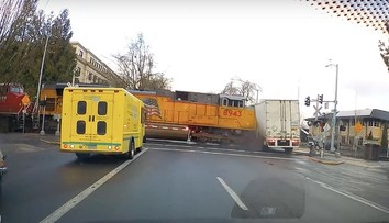 VIDEO: Kamionista ignoroval svetelné znamenie aj závory. Zrážku s vlakom zachytila kamera