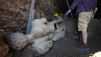 Socha gréckeho boha Hermesa ležala tisíce rokov v kanalizácii. Bulharskí archeológovia objavili mramorový poklad