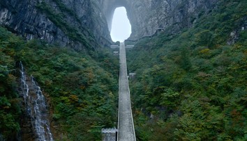 VIDEO: Čínska automobilka chcela ukázať výkon nového SUV. Skončilo sa to fiaskom a poškodením známej pamiatky