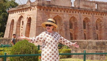 VIDEO: Exkandidátku na prezidenta Clintonovú zradili nohy. Takmer sa skotúľala zo schodov