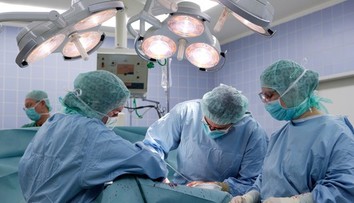 Nepredstaviteľný krok lekárky v Rakúsku. Jej dcéra (12) vŕtala dieru do lebky, nad vysvetlením zostáva rozum stáť