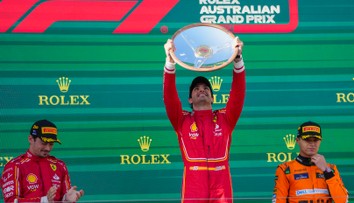 Víťazom VC Austrálie sa stal Sainz. Verstappen ani Hamilton nedokončili