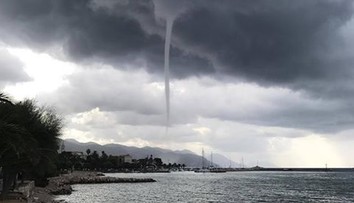 Nad Chorvátskom sa zatiahla obloha a potom to prišlo. Vodná smršť!