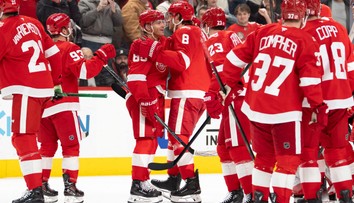 Detroit rozhodol o výhre gólom v oslabení. Red Wings však prišli o brankársku jednotku
