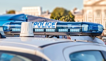 Vo francúzskom vlaku útočil muž so sekerou. Pasažierovi odťal ruku, ďalšieho zasiahol do hlavy