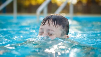 Chlapček (†4) z Texasu zomrel na suché utopenie. Pozor na šantenie vo vode