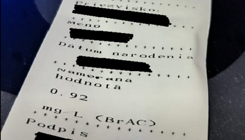 Jazdila z jednej strany na druhú s osemročnou dcérou v aute. Policajtom priznala, že miešala pivo s vínom