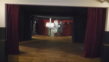 Viete, čo sú kino-uhlíky? V Prievidzi ukazujú, ako sa kedysi premietalo