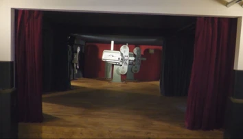 Viete, čo sú kino-uhlíky? V Prievidzi ukazujú, ako sa kedysi premietalo