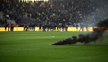 VIDEO: Besnenie fanúšikov vo Francúzsku. Nespokojný dav vtrhol priamo na trávnik, zápas nedohrali