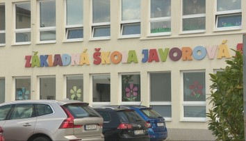 Koho číslo vytiahnu, ten vyhráva. Kapacity školy v obci pri Bratislave nepostačujú, miesta pre prvákov sa žrebovali