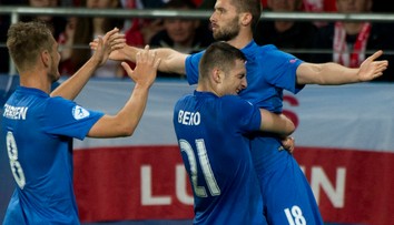 Slovenskí mladíci si v sobotu večer posvietili na Angličanov