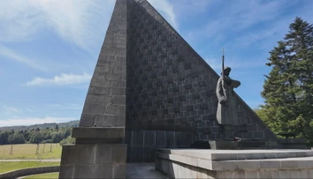 Krádež nosiča večného ohňa. Z ikonického pamätníka na Dukle zmizol špeciálny bronzový podstavec