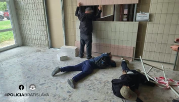 V nemocnici chceli ukradnúť káble za 1 500 eur. Policajti ich chytili s náradím v rukách