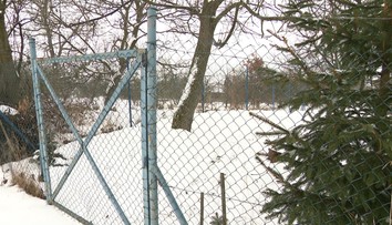 Nákladiaky mu ničia plot na záhrade. Vodohospodári si vraj postavili cestu neoprávnene