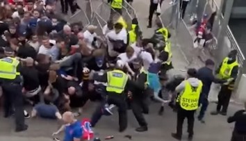 VIDEO: Napätie pred finále ME. Na štadión sa chceli dostať opití anglickí fanúšikovia bez vstupeniek