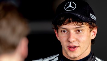 Kvalifikácia v Japonsku pre tínedžera Antonelliho, dominovali Mercedesy. Verstappen mimo Top 10