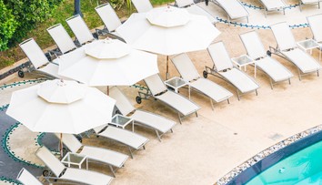 Stovka turistov čakala vyše hodiny na ležadlá. Keď sa otvoril bazén spustilo sa šialenstvo