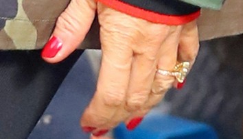 Viete, koho sú tieto vráskavé ruky? Tvár má pritom dokonale vyhladenú