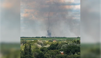 FOTO+VIDEO: Fascinujúci jav pri slovenskej obci. Nad poľom sa roztancoval prachový diabol
