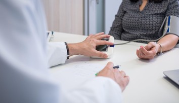 Vedci prišli na nečakanú príčinu vysokého tlaku. Kľúčový môže byť mozog