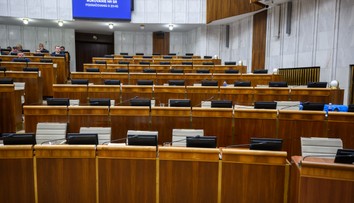 „Maniere diktátorov a totalít.“ Opozícia považuje ukončenie rozpravy ku konsolidácii za aroganciu