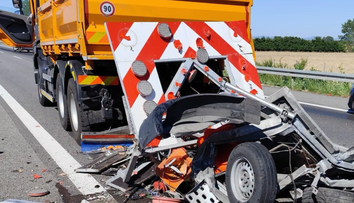 FOTO: Nehoda na D1. Auto vrazilo do cestárov