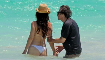 Al Pacino (77) na dovolenke. Toto nie je jeho vnučka, ale priateľka