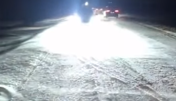 VIDEO: Nebezpečné počasie na východe. Autá mimo cesty, sneh a vietor paralyzujú dopravu