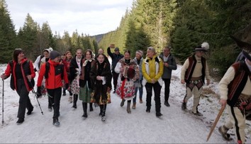 Tribula vzal na hory folkloristov z Hladovky. Výstup absolvovali v goralských krojoch