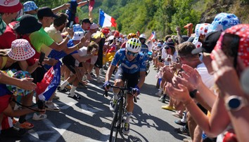 Tvárou prerazil sklo auta. Jazdec musel odstúpiť z Tour de France pre nezodpovednosť fanúšika