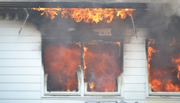 Sedemročné dievča zachránilo svojho brata z horiaceho domu. Ďalší traja súrodenci, žiaľ, neprežili