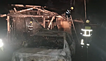 Dva nočné požiare v Žilinskom kraji: Horeli autá aj rodinný dom