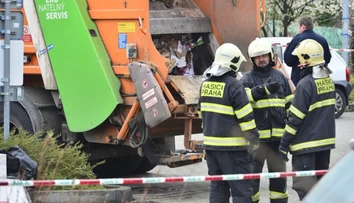 Tragédia v Česku. Smetiari si nevšimli muža v koši, auto ho rozdrvilo