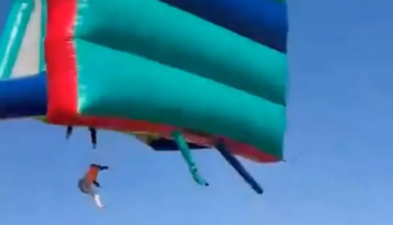 VIDEO: Chvíle hrôzy. Vietor odniesol nafukovací hrad, deti padali z obrovskej výšky