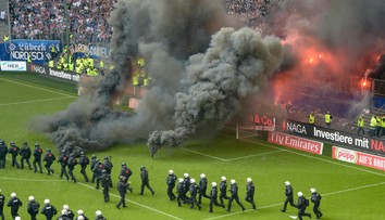 Hamburg prvýkrát v histórii zostúpil z Bundesligy: Hráči plakali, fanúšikovia zúrili